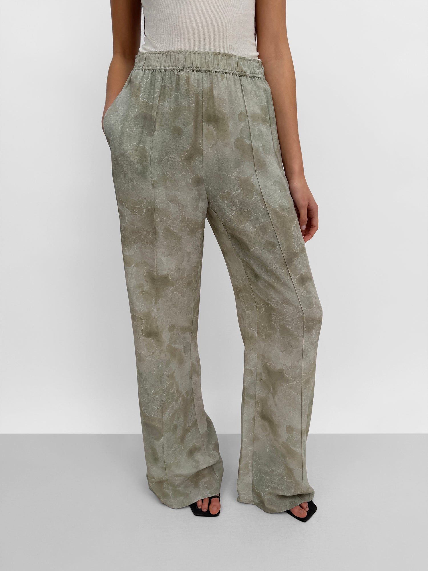 The Ezra dressed track pant in Clouds