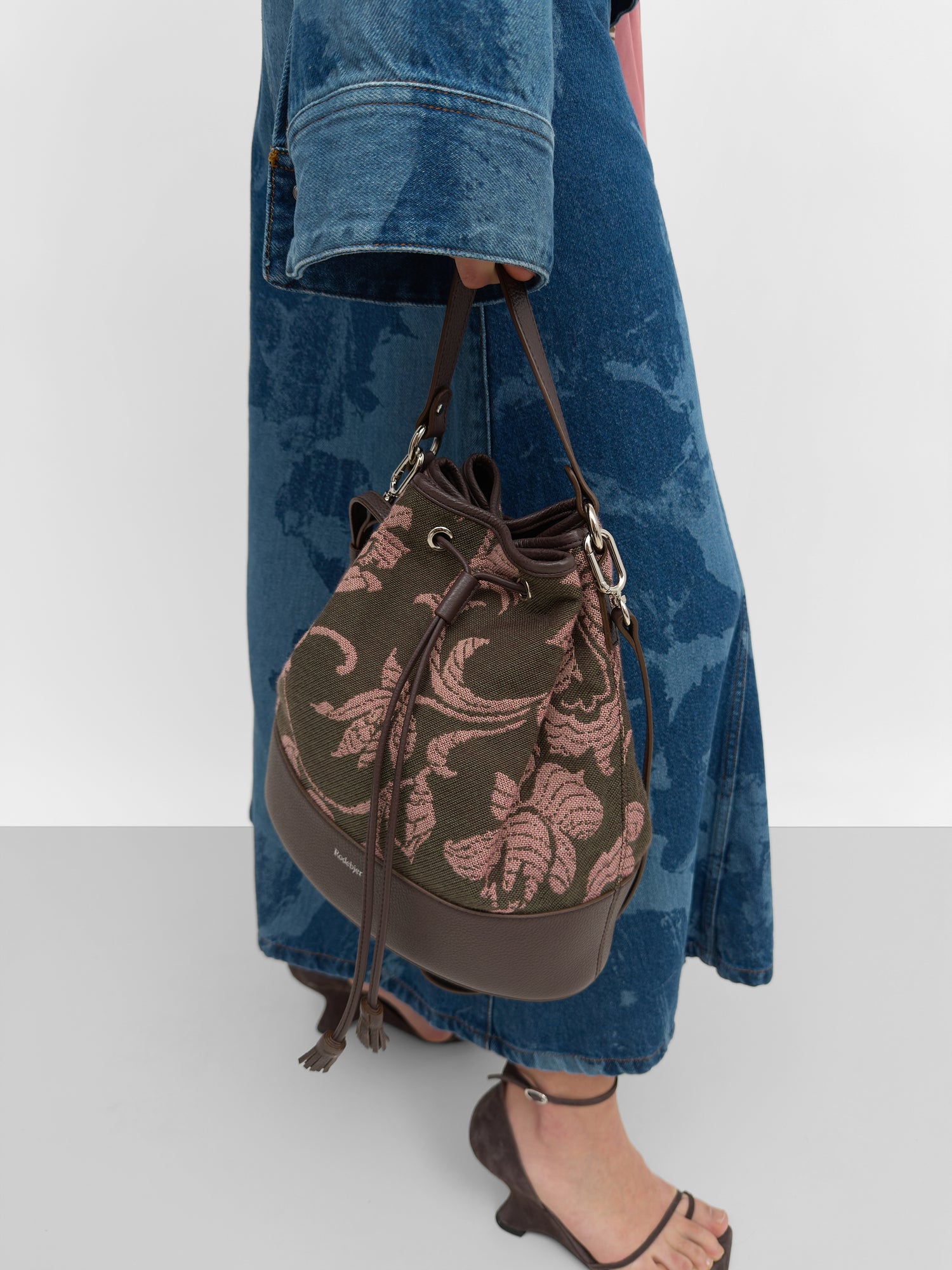 The Shell bucket bag in jacquard